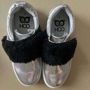 Hoo kids size 2 silver metallic and black fur fashion sneaker givenchy style